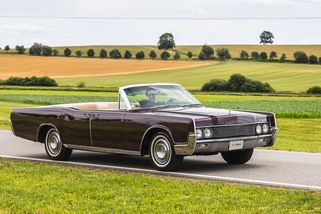 Obří kabriolet Lincoln Continental vás dostane gigantickým prostorem a komfortem, který těžko hledá srovnání - Garáž.cz