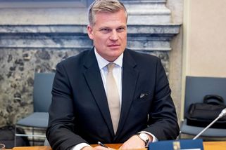 Filip Turek se v centru Prahy srazil se sanitkou. Auto skončilo na střeše - Novinky
