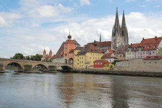 V německém Řeznu přepadli banku a drží rukojmí - Novinky