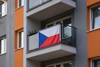 Senior si vyvěsil českou vlajku na balkon. Sousedé požadovali, aby dostal pokutu