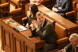 Jako zfetovaný v hospodě. Turek ostře pálí do Pavl...
