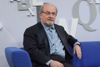 Americký soud shledal muže, jenž pobodal Rushdieho, vinným z terorismu - Seznam Zprávy