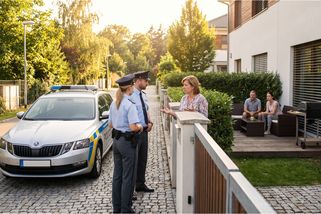 Sousedka nám kvůli grilovačce na zahradě zavolala policii. Nevím, jestli jí mám ještě vůbec zdravit