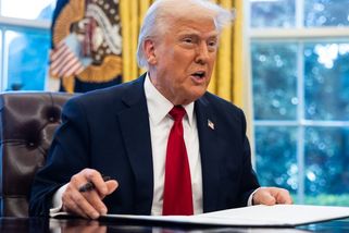 Írán dostává Trumpa do úzkých, Teheránu nahrávají ekonomické zákonitosti