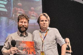 Vinohradská 12 překonala milník sto milionů stažení. Moderátor Matěj Skalický si převzal certifikát na Meltingpotu