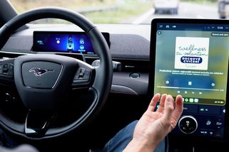 Bez rukou na volantu: Další automobilka nabízí autonomní jízdu. I na českých dálnicích! - Garáž.cz
