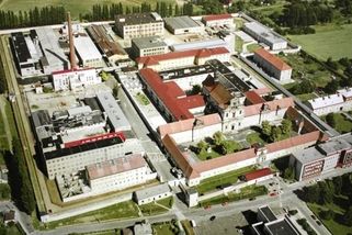 Osm dozorců z Valdic obvinili z bití vězňů - Novinky