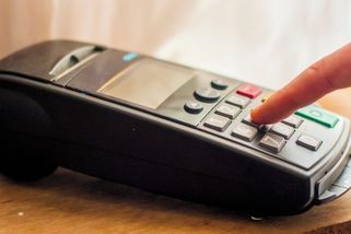 Brát karty se mi nevyplatí. Musím platit poplatky a dost složitě přiznávat daně - Médium.cz