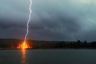 Mobil jako hromosvod? Mýtus, říká odborník a radí, jak se chovat při bouřce s blesky - Novinky