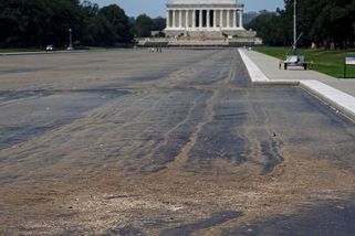 Trump nechal vypustit zrcadlové jezírko u Lincolnova památníku. Bude se zase opravovat - Novinky