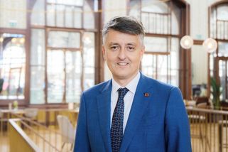 Podezřelý šéf železnic si platil 26 poradců. Stáli tři miliony měsíčně - Seznam Zprávy