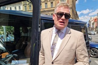 Děsivá nehoda v centru Prahy: Filip Turek boural, sanitka skončila na střeše. Motorista šokoval svou reakcí