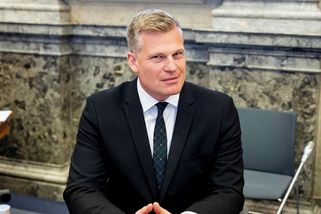 Filip Turek maká jako ďas: Pózuje ve vrtulníku s šampuskou v ruce