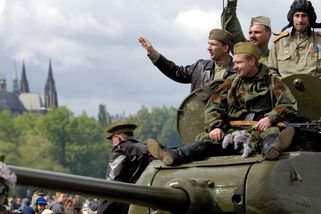 Bitva o historii. Staroměstské náměstí čeká kontroverzní oslava konce války - Seznam Zprávy