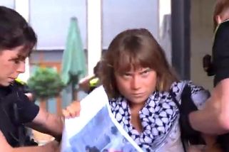 Gretu znovu odnesli policisté. Tentokrát chtěla zablokovat přední evropskou zbrojovku