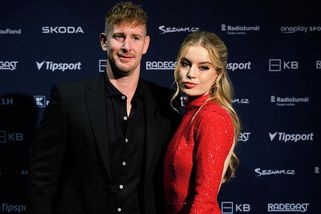 Hokejista Roman Červenka a herečka Míša Pecháčková poprvé ve společnosti jako pár