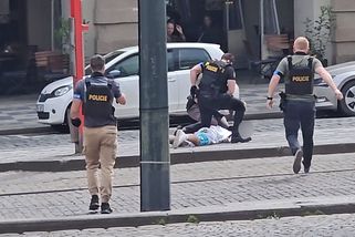 Policisté se omylem vrhli na mladíka v Praze, zatímco je tahal za nos falešný bankéř stojící opodál - Novinky