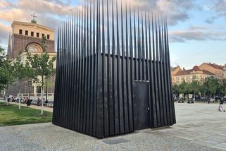 Kopie, nebo jen mříž? Umělci se přou o výdech na náměstí Jiřího z Poděbrad - Novinky