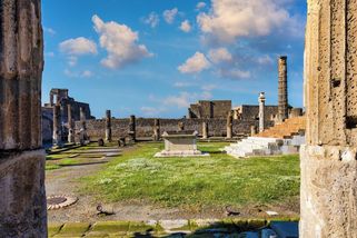 Archeologové v Pompejích odhalili částečně zrekonstruovanou stropní fresku - Seznam Zprávy