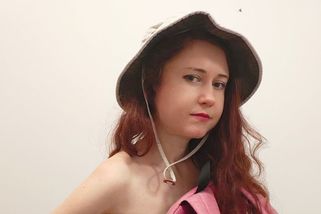Eva Toulová oblékla místo topu batoh, rozepnutý zip odhalil i část prsou