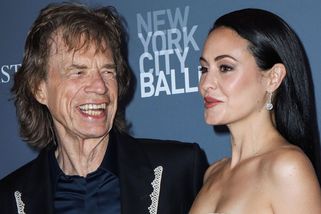 Pojď, dej dědovi pusinku. Mick Jagger a jeho o 44 let mladší snoubenka se kvůli intimní fotce stali terčem hejtů - Super.cz