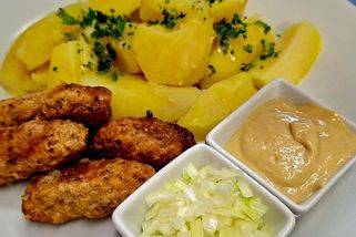 Pamatujete na čevabčiči z dovolené na Balkáně? Tenhle recept s bramborem je přesně ta chuť, na kterou jste nemohli zapomenout!