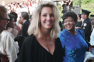 Krásku z devadesátek zničil alkohol. Heather Locklear z Melrose Place dnes na ulici nepoznáte