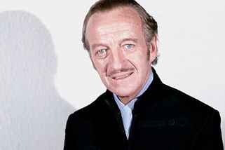 David Niven: gentlemanský herec zemřel na krutou ALS. Manželku ztratil při bizarní nehodě - Médium.cz