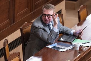 Juchelkův úřad přiznal, že miliony za ministrovu poradkyni zaplatí stát - Seznam Zprávy