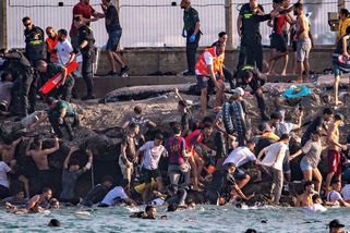 FOTO: Masivní příval migrantů do přehlcené španělské Ceuty - Novinky
