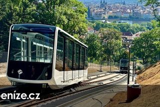 Petřínská lanovka v novém. Moderní vozy se poprvé ukázaly Praze