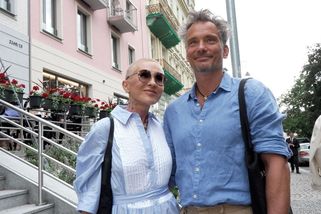 Z krátkovlasé Kairy Hrachovcové je blondýna! Hlavu jí strojkem holí její partner
