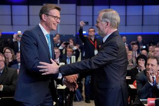 Základní plat bere ve Sněmovně jen menšina poslanců. Je mezi nimi Fiala i Kupka - Novinky