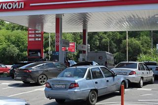 Rusové jezdí kupovat nedostatkový benzin ve tři ráno, vypráví novinář - Seznam Zprávy