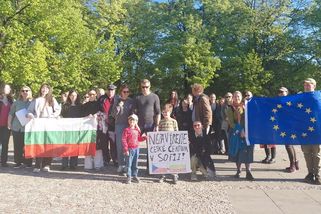 V Praze lidé demonstrují proti rušení sofijského Českého centra - Novinky