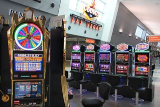 Při přestupu v Las Vegas cestující v automatu na letišti vyhrál téměř 71 milionů - Novinky
