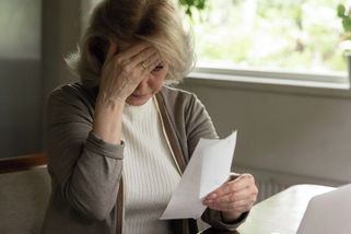 Jana (61): Syn roky posílal fotky z pracovních cest. Pak se ozvaly tři děti, které mi říkaly babičko - Médium.cz