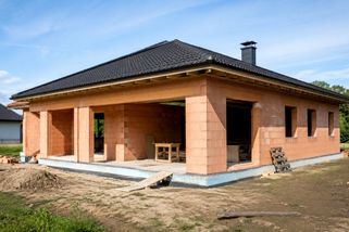 „Chtěli jsme jen bydlet ve svém.“ Zoufalí majitelé skončili psychicky i finančně na dně