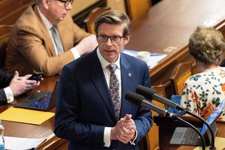 „Neviditelná“ opozice přešlapuje na místě, vládě prochází přehmaty - Seznam Zprávy