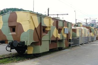 railtarget.cz/technologie-a-infrastruktura/na-vagony-privarili-tanky-miny-odpalovali-trimetrovou-oji-silena-vybava-obrnenych-vlaku-12357.html
