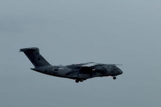 Česko převzalo první brazilský transportní obr. Nový Embraer zvládne tankování za letu i hašení požárů - Novinky