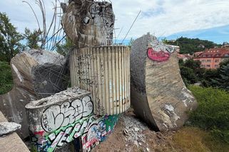 U Barrandovského mostu v Praze se zřítila socha Rovnováha - Novinky