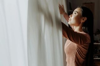 Zatažené záclony nestačily. Soused přesto civěl do oken ložnicem tak jsem mu ukázala, co (ne)chtěl - Médium.cz