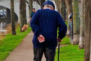 Když mi přišel první důchod, pochopil jsem, proč tolik seniorů v Česku mlčí a neprotestuje - Médium.cz