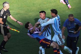 MS fotbal | Ostudný zkrat po finále MS! Argentinec rozdával rány, museli ho odtrhávat - Sport.cz
