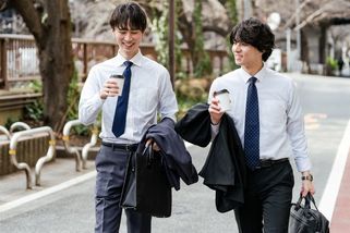 Tokijští úředníci si kvůli vedru oblékli kraťasy, kolegyně to znechutilo - Novinky