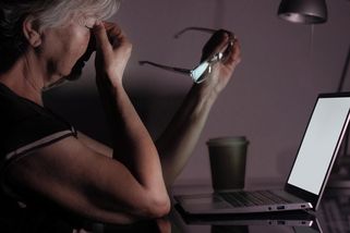 Seniorku neodradilo ani zablokování platby. Zkoušela to tak dlouho, až podfukáři poslala půl milionu