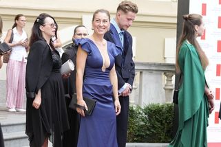 Slavnostní zakončení karlovarského filmového festivalu: Hvězdy se loučí na červeném koberci. Decroix zaujala výstřihem - Super.cz