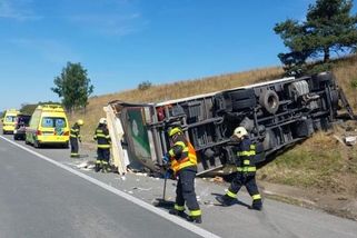 Dálnici D1 u Velkého Meziříčí uzavřela nehoda autobusu a kamionu, na konci kolony havarovala další auta - Novinky