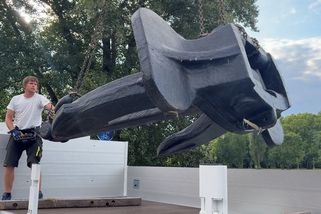Dorazila. Několikatunová kotva z české zaoceánské lodi Třinec se stane ozdobou třineckého náměstí - Novinky